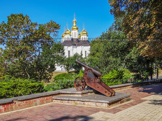 Пушка на Валу на фоне Екатерининской церкви. Чернигов. Украина (2013 год). Стоковое фото, фотограф Сергей Афанасьев / Фотобанк Лори