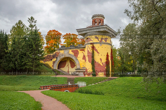 Пушкин, Царское Село. Екатерининский парк. Руинированная башня. (2018 год). Редакционное фото, фотограф Геннадий Соловьев / Фотобанк Лори