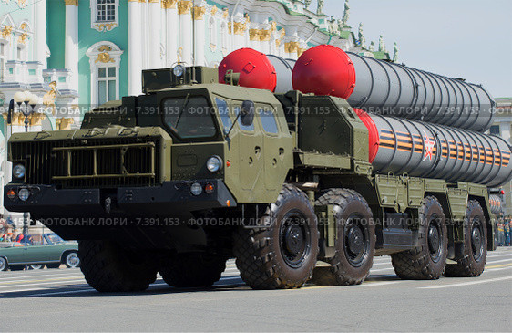 Пусковая установка ЗРС С-300ПМ крупным планом. Репетиция парада в честь Дня Победы в Санкт-Петербурге (2015 год). Редакционное фото, фотограф Виктор Карасев / Фотобанк Лори