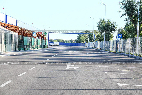 Пустое парковочное место для людей с ограниченными возможностями. Стоковое фото, фотограф Pixel_shot / Фотобанк Лори