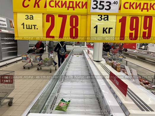 Пустые морозильные витрины в супермаркете во время скидок (2020 год). Редакционное фото, фотограф Антон Моргунов / Фотобанк Лори