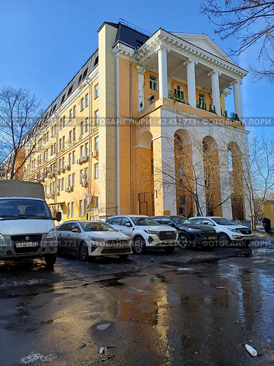 Пятиэтажное административно-офисное здание в стиле неоклассицизма, построено в 1953 году (мансардный шестой этаж надстроен в 2000-х годах). Первомайская улица, 126. Москва (2024 год). Редакционное фото, фотограф lana1501 / Фотобанк Лори