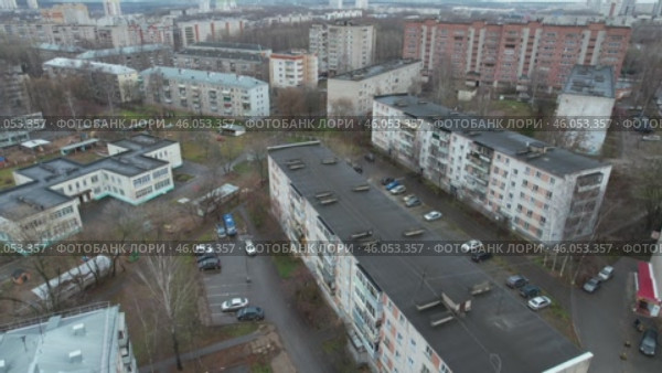 Пятиэтажные хрущёвки поздней осенью - город Киров (аэросъемка 2021 года) Стоковое видео, видеограф Владислав Самошкин / Фотобанк Лори