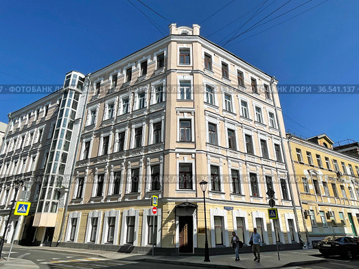 Пятиэтажный дом по адресу: Москва, улица ​Жуковского, 19 строение 1, ​улица Макаренко, 7 (2021 год). Редакционное фото, фотограф Овчинникова Ирина / Фотобанк Лори