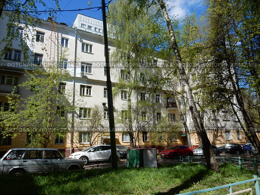 Пятиэтажный (изначально трёхэтажный) трёхподъездный кирпичный жилой дом, построен в 1949 году. Измайловский бульвар, 20 (6-я Парковая улица, 34). Район Измайлово. Москва (2017 год). Редакционное фото, фотограф lana1501 / Фотобанк Лори