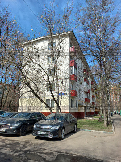 Пятиэтажный пятиподъездный панельный жилой дом серии КПД-4570-I-63. Построен в 1962 году. Сиреневый бульвар, 42/22, корпус 2. Район Восточное Измайлово. Город Москва (2023 год). Редакционное фото, фотограф lana1501 / Фотобанк Лори