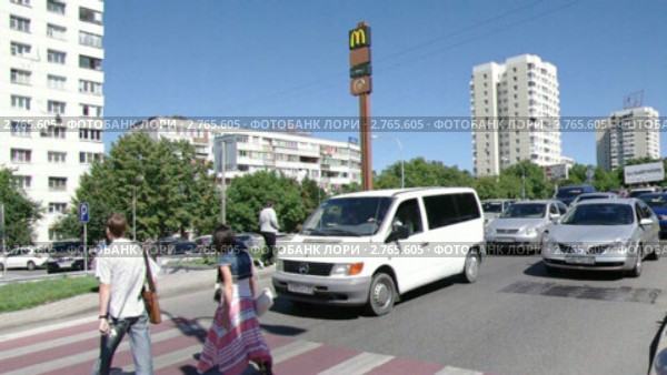 Пятигорск, пешеходный переход у "Макдонольдса" (2011 год). Редакционное видео, видеограф Валерий Шилов / Фотобанк Лори
