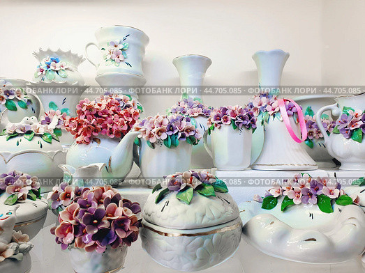 Pyatigorsk, Russia, May 6, 202. Products of the Kislovodsk porcelain factory in a Pyatigorsk store. Kislovodsk porcelain with a floral pattern, realistic various flowers on vases, boxes and other products (2024 год). Редакционное фото, фотограф Оксана Медведева / Фотобанк Лори
