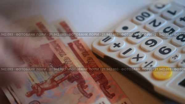 Пятитысячные купюры в руках и калькулятор. Стоковое видео, видеограф Яна Королёва / Фотобанк Лори