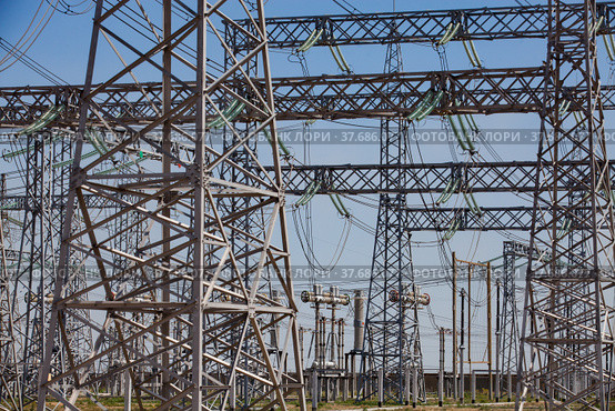 Pylons and cables. Electric transformer and Distributing substation close-up. Blue sky background. Стоковое фото, фотограф Alexey Rezvykh / Фотобанк Лори