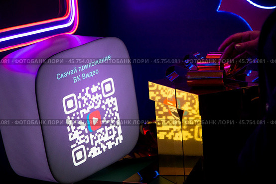 QR-код со ссылкой на установку приложения социальной сети ВК на стенде ВК в Детском мире на Лубянке в городе Москве, Россия. Редакционное фото, фотограф Николай Винокуров / Фотобанк Лори