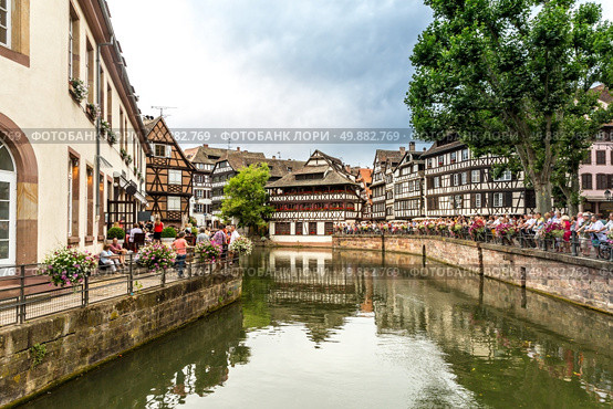 Quaint timbered houses of Petite France, Strasbourg, France. Стоковое фото, агентство Ingram Publishing / Фотобанк Лори