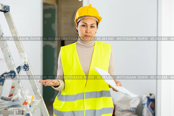 Questionable woman builder with documentation. Стоковое фото, фотограф Яков Филимонов / Фотобанк Лори