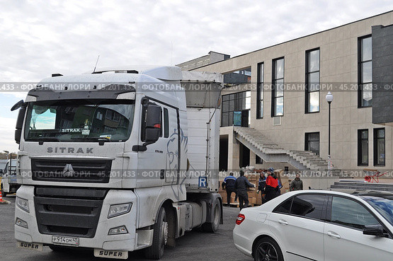 Рабочие-гастарбайтеры   разгружают машину с отделочными материалами на строительстве нового здания ТЮЗа. Редакционное фото, фотограф Лариса Вишневская / Фотобанк Лори