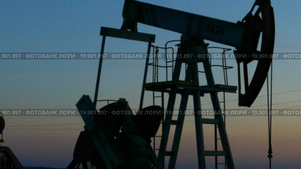 Рабочие нефтяные насосы в сумерках. Стоковое видео, видеограф Михаил Коханчиков / Фотобанк Лори