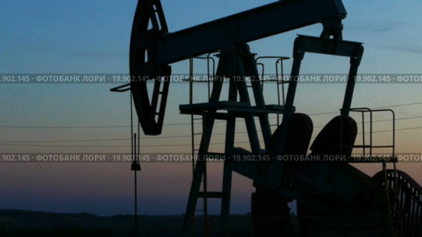 Рабочие нефтяные насосы в сумерках. Стоковое видео, видеограф Михаил Коханчиков / Фотобанк Лори