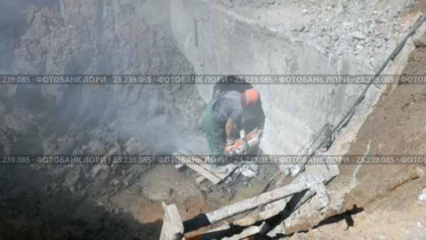 Рабочий с циркулярной пилой в коллекторе. Стоковое видео, видеограф worker / Фотобанк Лори