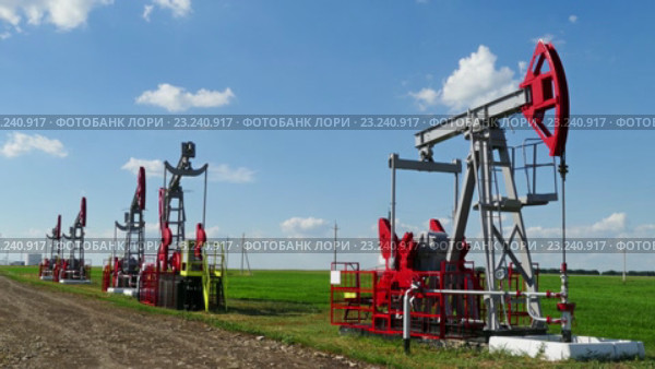 Работающие нефтяные качалки в солнечный день. Стоковое видео, видеограф Михаил Коханчиков / Фотобанк Лори
