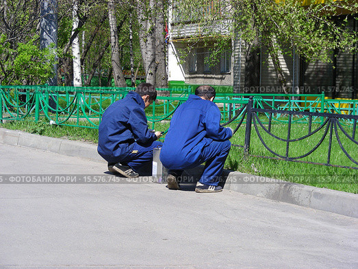 Работники коммунальной службы красят ограду. Улица Стромынка. Москва (2012 год). Редакционное фото, фотограф lana1501 / Фотобанк Лори