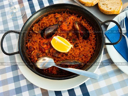 Racy seafood paella with mussels, calamari and prawns. Стоковое фото, фотограф Яков Филимонов / Фотобанк Лори