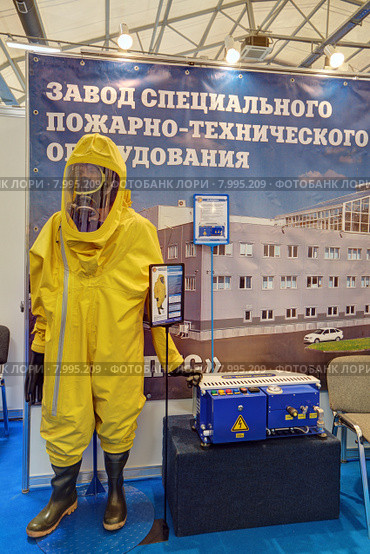 Радиационно-защитный комплект одежды для пожарных на Международном военно-техническом форуме "Армия-2015". Кубинка, военно-патриотический парк "Патриот" Редакционное фото, фотограф Игорь Долгов / Фотобанк Лори