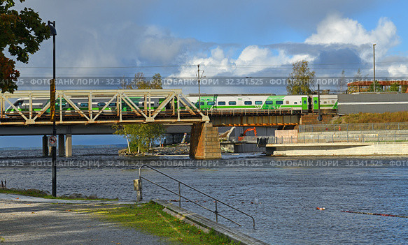 Railway bridge and Pendolino train. Tampere, Finland (2019 год). Редакционное фото, фотограф Валерия Попова / Фотобанк Лори