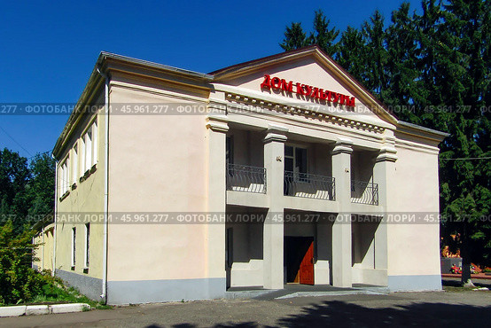 Районный дом культуры в поселке Глазуновка, Орловская область. Солнечный летний день (2019 год). Стоковое фото, фотограф Александр Кузнецов / Фотобанк Лори