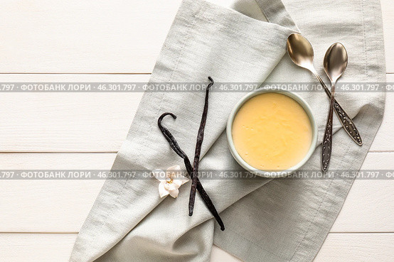 Ramekin with tasty vanilla pudding on light wooden background. Стоковое фото, фотограф Pixel_shot / Фотобанк Лори