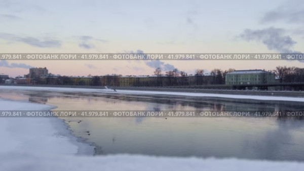 Раннее зимнее утро вид с набережной Большой невки на Приморский проспект (2024 год). Стоковое видео, видеограф Кирилл Малюшкин / Фотобанк Лори