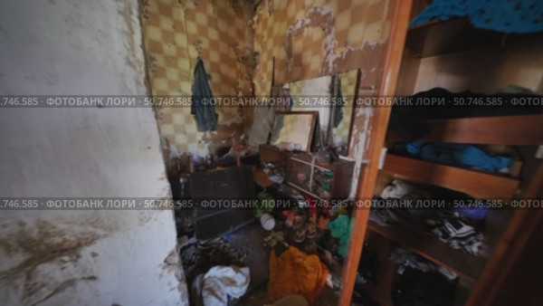 Ransacked slavic apartment revealing poverty and desolation. Стоковое видео, видеограф Mikhail Davidovich / Фотобанк Лори