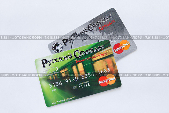 Расчетные банковские карты Mastercard банка Русский Стандарт (2015 год). Редакционное фото, фотограф Victoria Demidova / Фотобанк Лори