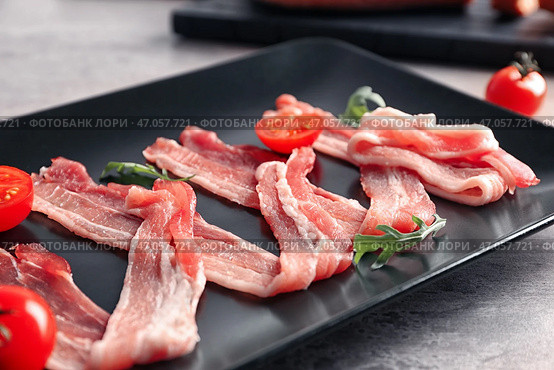 Rashers сала на тарелке, крупным планом. Стоковое фото, фотограф Pixel_shot / Фотобанк Лори