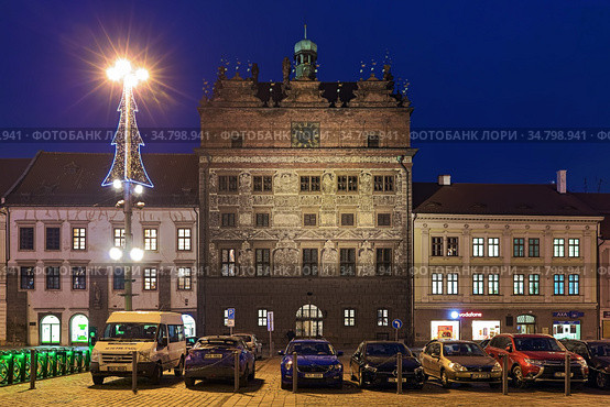 Ратуша в Пльзени в сумерках, Чехия (2019 год). Редакционное фото, фотограф Михаил Марковский / Фотобанк Лори
