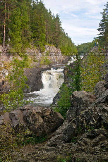 Равнинный водопад Кивач на реке Суна. Стоковое фото, фотограф Родион Власов / Фотобанк Лори