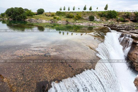 Равнинный водопад Ниагара на реке Циевна (Cijevna), Черногория (2016 год). Стоковое фото, фотограф Кекяляйнен Андрей / Фотобанк Лори
