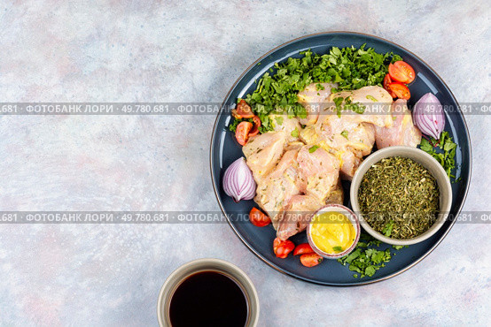 Raw and fresh chicken breast marinated in cilantro herb. Ready for baking.. Fresh herb marinated chicken meat. Стоковое фото, агентство Ingram Publishing / Фотобанк Лори