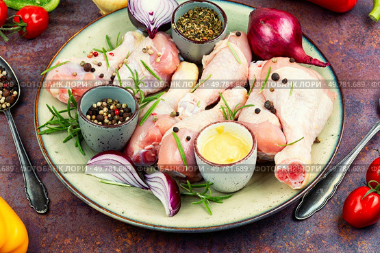 Raw chicken legs, food ingredients. Chicken drumsticks or legs.. Raw chicken drumsticks. Стоковое фото, агентство Ingram Publishing / Фотобанк Лори