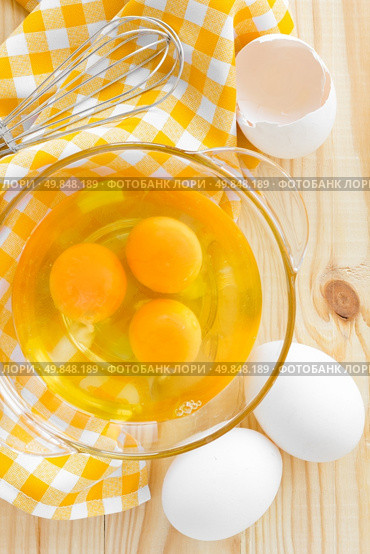 Raw eggs and whisk. Стоковое фото, агентство Ingram Publishing / Фотобанк Лори
