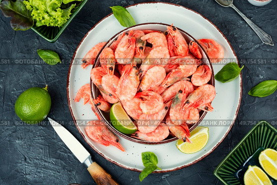 Raw prawns or shrimps with spices and herbs.. Raw shrimps prawns, fresh prawns. Стоковое фото, агентство Ingram Publishing / Фотобанк Лори