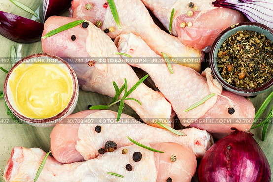 Raw uncooked chicken legs or drumsticks with spices, meat with ingredients for cooking.. Raw chicken leg pieces with spices. Стоковое фото, агентство Ingram Publishing / Фотобанк Лори