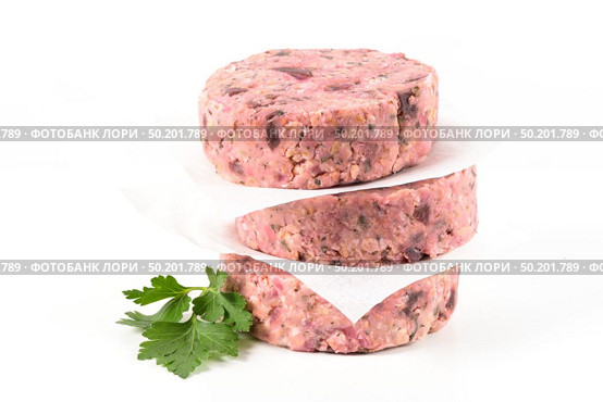 Raw veggie burger with beetroot and white beans with parsley leaves on white background. Стоковое фото, агентство Ingram Publishing / Фотобанк Лори