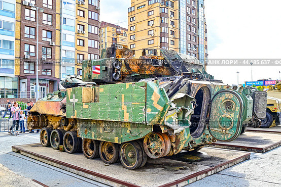 Разбитая американская БМП W2A2 «BRADLEY». Гусеничная бронированная машина армии США. Передвижная выставка трофейной техники НАТО "Сила v правде- гордость и победа" (2024 год). Редакционное фото, фотограф Александр Тараканов / Фотобанк Лори