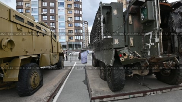 Разбитый британский бронеавтомобиль «Mastiff» и Турецкий бронеавтомобиль «Kirpi». Передвижная выставка трофейной техники НАТО "Сила в правде- гордость и победа". Город Тюмень (2024 год). Редакционное видео, видеограф Александр Тараканов / Фотобанк Лори