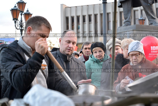 Раздача бесплатной горячей пищи участникам коммунистического митинга. Калининград (2017 год). Редакционное фото, фотограф Ирина Борсученко / Фотобанк Лори