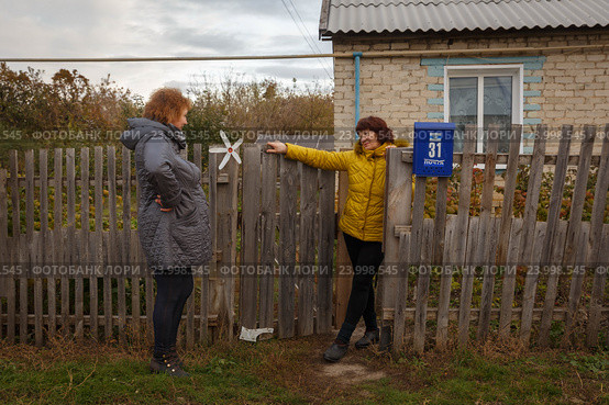 Разговор двух соседок. Стоковое фото, фотограф Акиньшин Владимир / Фотобанк Лори
