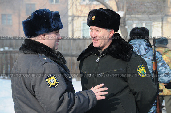 Разговор офицеров таможни и милиции (2009 год). Редакционное фото, фотограф Free Wind / Фотобанк Лори