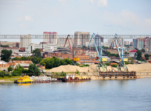 Разгрузка песка на пристани, Обь, Новосибирск (2011 год). Стоковое фото, фотограф Анна Мартынова / Фотобанк Лори