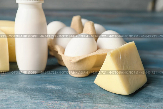 Различные молочные продукты без лактозы на деревянном фоне. Стоковое фото, фотограф Pixel_shot / Фотобанк Лори