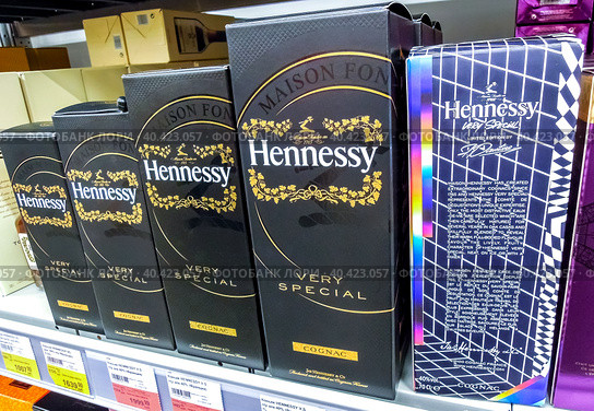 Разлитые по бутылкам коньяк Hennessy алкогольных напитков готовый для продажи на полках в супермаркете (2019 год). Редакционное фото, фотограф FotograFF / Фотобанк Лори