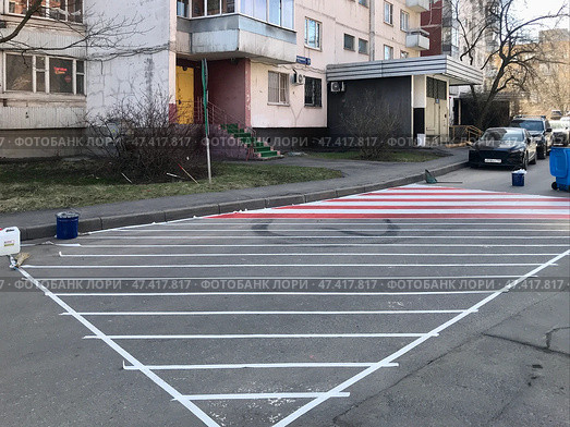 Разметка для пожарной техники во дворе домов. Редакционное фото, фотограф Терехова Марина / Фотобанк Лори